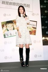 组图：陈慧琳白色连衣裙亮相 称想再生一女儿