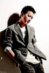 组图：韩庚登杂志封面演绎简单先生 暑期发行新专辑