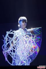 组图：张敬轩个唱上演3D大秀 舞台变身时光机