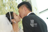 组图：王雷李小萌大婚甜蜜亲吻 宋丹丹黑丝出席