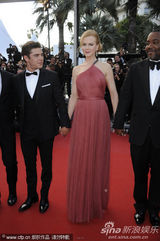 组图：妮可戛纳走秀风情露背 真空激凸艳光四射