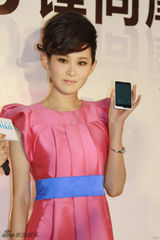 组图：刘滢粉裙亮相《风尚志》举办的时装周