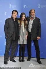 《大地惊雷》发布会 奥斯卡影帝布里奇斯亮相(图)