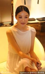 组图：倪妮白裙代言气质优雅宛若女神