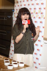 组图：蔡健雅中英双碟齐发 做蛋糕手艺获称赞