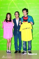 幻灯：周秀娜化身性感足球宝贝 与周柏豪秀运动装