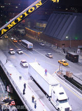 组图：新《蜘蛛侠》热拍 新戏服全身照曝光