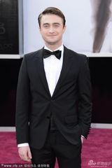 组图：群星闪耀红毯 暮光女拄拐海瑟薇优雅