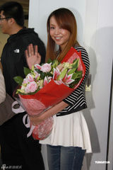 组图：安室奈美惠来港宣传 被热情粉丝吓坏