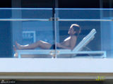 组图：妮可基德曼阳台放松被拍 丈夫裸上身晒日光浴