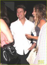 组图：年过半百阿汤哥与众美女闲聊神采奕奕