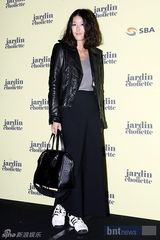 组图：韩星具荷拉蔡贞安等女星盛装出席服装秀