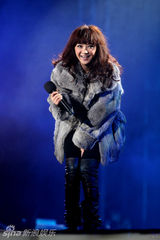 组图：周笔畅韩庚献唱深圳跨年 全场祝福Selina