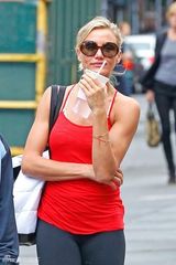 组图：40岁卡麦隆-迪亚兹街拍红色运动风