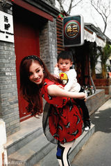 组图：潮装辣妈章龄之亲子街拍秀长腿