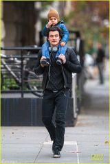 组图：米兰达开心赴日 前夫带萌子显父爱