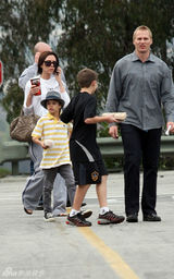 高清图：维多利亚携子观看《爱丽丝》 爱子兴奋难挡