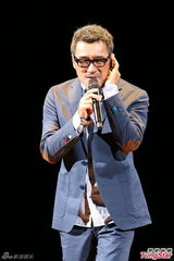 组图：李宗盛桃红衬衫开唱 称林忆莲唱得更好