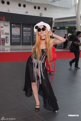 组图：Lady GaGa香港开场 圈中艺人集体朝圣