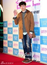 组图：李玹雨撑《结婚前夜》李准带可乐当观众