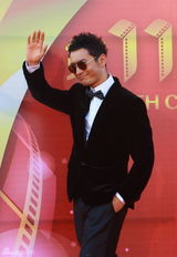 组图： 赵本山师徒压轴长影节 倪妮蓝裙优雅显大气