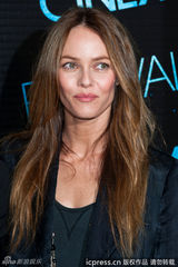 组图：帕拉迪丝走出情伤 新片巴黎首映