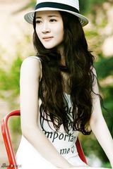 组图：蔡丹丹浪漫现身 美人如花秀发如云