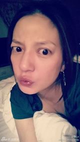 组图：赵薇自拍撅嘴索吻 穿新衣找年味