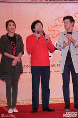 组图：《大稻埕》沿街发红包 猪哥亮隋棠亮相