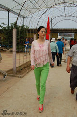 组图：芙蓉姐姐出席公益活动 放飞和平鸽露肉走光