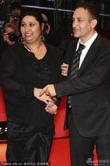 组图：《采铁人生命中的一页》首映 主演手挽手