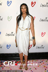 组图：明星万圣节派对 海瑟薇豹纹珍妮学卓别林