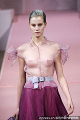 组图：时装周模特透视走秀 薄纱“粉蕾”抢眼