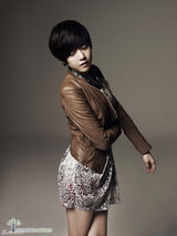 组图：文根英拍摄短发写真 变身秋季成熟女人