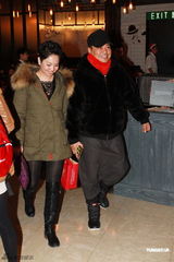 组图：邱淑贞携三女儿过圣诞 皮肤白皙靓丽依旧