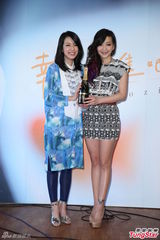 组图：好友青峰惊喜站台 路嘉欣发片泪洒舞台