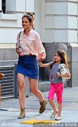 组图：小苏瑞与妈妈凯蒂牵手逛街