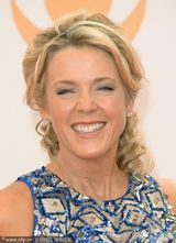 组图:女星Deborah Norville修身裙亮相艾美红毯