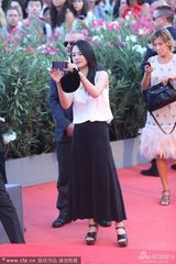 组图：姜文携周韵亮相秀恩爱 与老外相聊甚欢