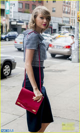 组图：斯威夫特出街优雅万千 背红色挎包玩撞色