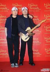 组图：崔健助阵蜡像揭幕仪式 手弹吉他造型生动