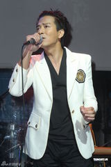 组图：陈晓东35岁生日台湾开唱 遭女歌迷熊抱