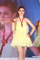 幻灯图：熊黛林超短裙装性感亮相 不慎露底走光