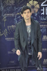 组图：周杰伦走蓝毯 络腮胡新造型显成熟魅力