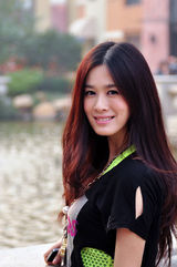 组图：歌手张萌大玩小清新 拍摄唯美户外写真