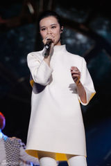 组图：郁可唯李玉刚现身品牌周年庆演唱会