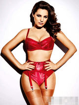 组图：乳神凯莉布鲁克写真惹火 捧玫瑰大秀豪乳