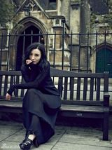 高清图：小宋佳化身英伦玫瑰 赴伦敦拍摄杂志封面
