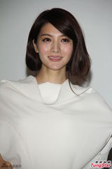 组图：吴亚馨拍宣传照秀美腿 似已走出过去阴影