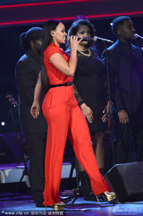 组图：艾丽瓦尔娜献唱格莱美 身材丰满底气十足